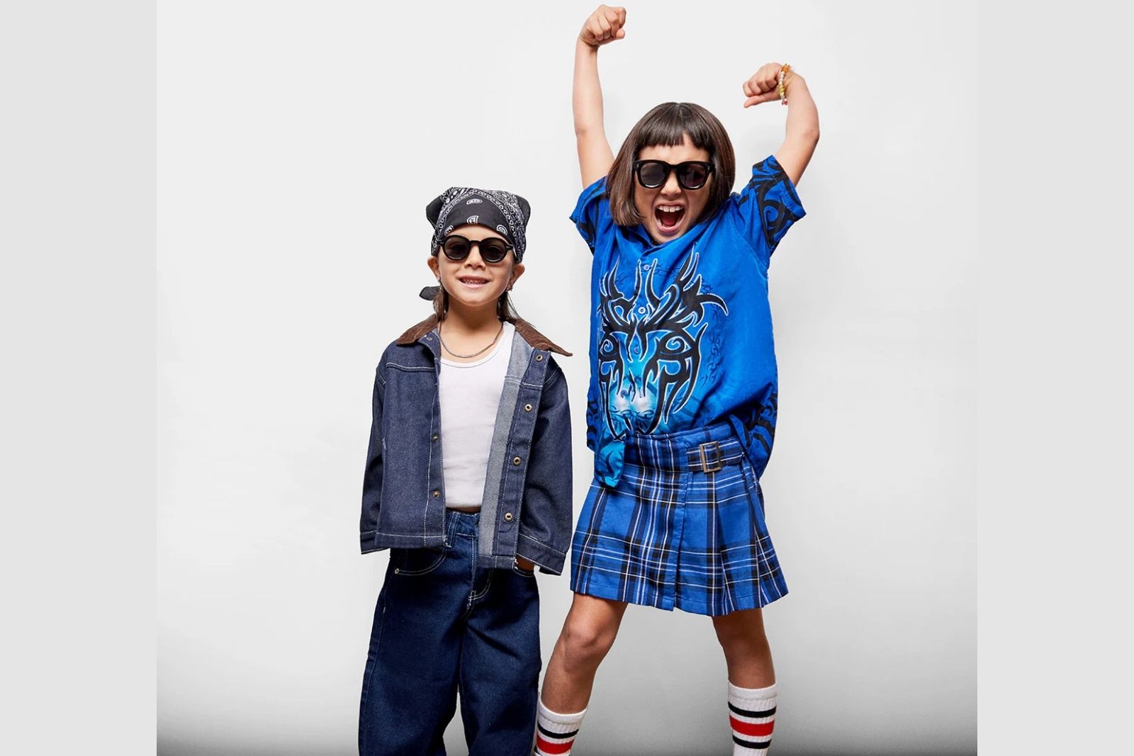 Akila Apollo Kids - Black Sunglasses on model